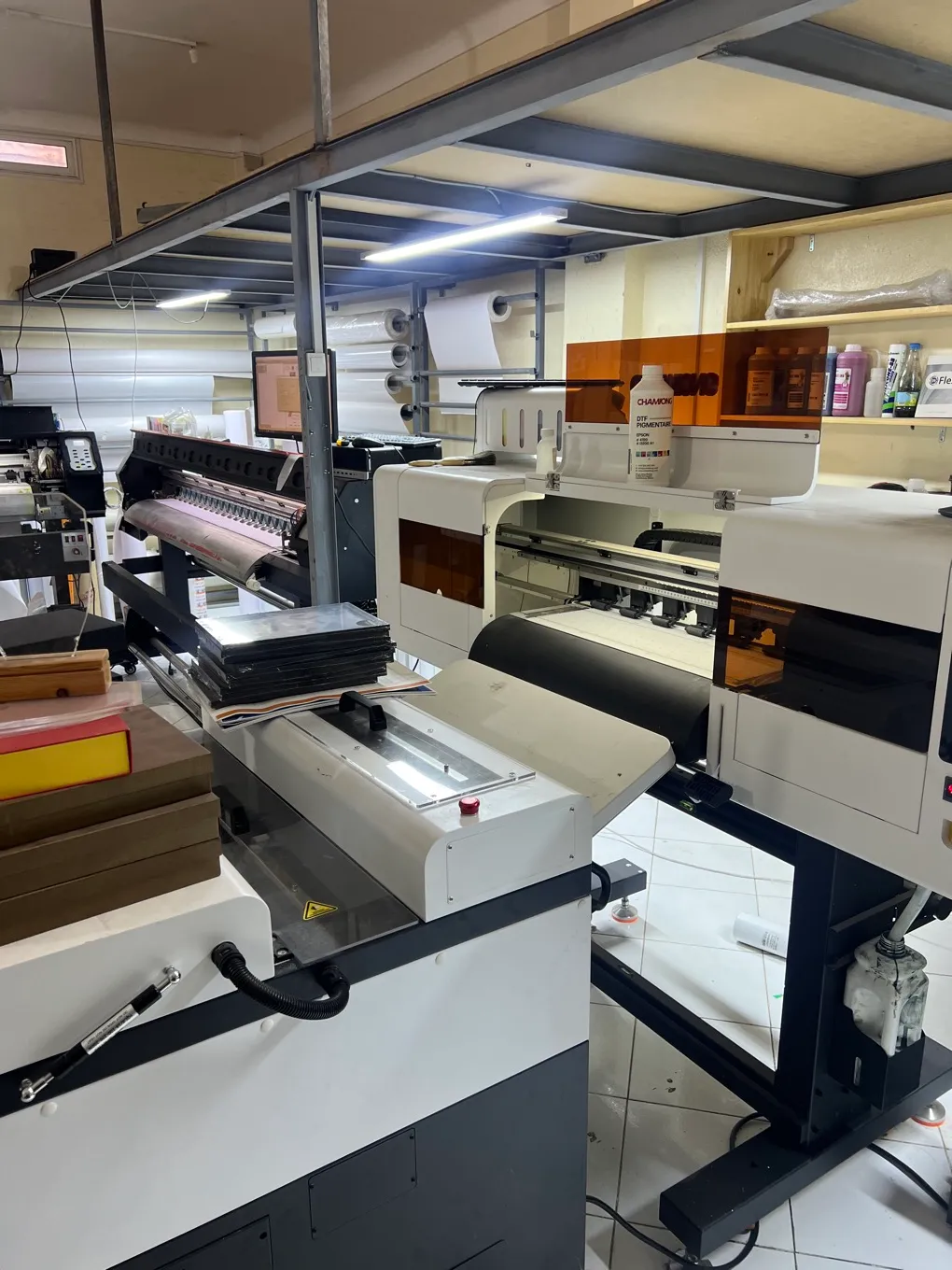 Machines d'impression et de finition dans l'atelier Aitoprint à Marrakech