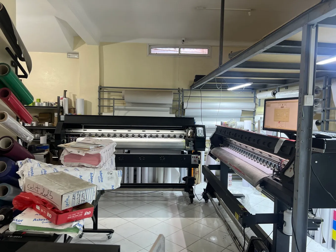 Traceurs grand format et rouleaux de vinyle — atelier Aitoprint Marrakech